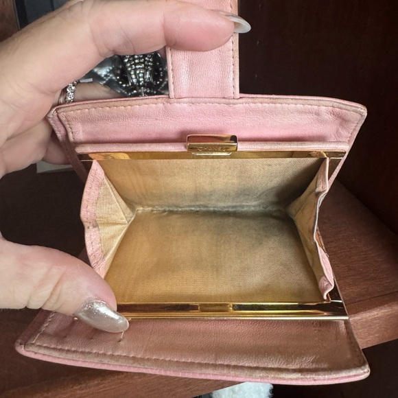 CHANEL Blush Pink Textured leather compact Wallet - Picture 5 of 5